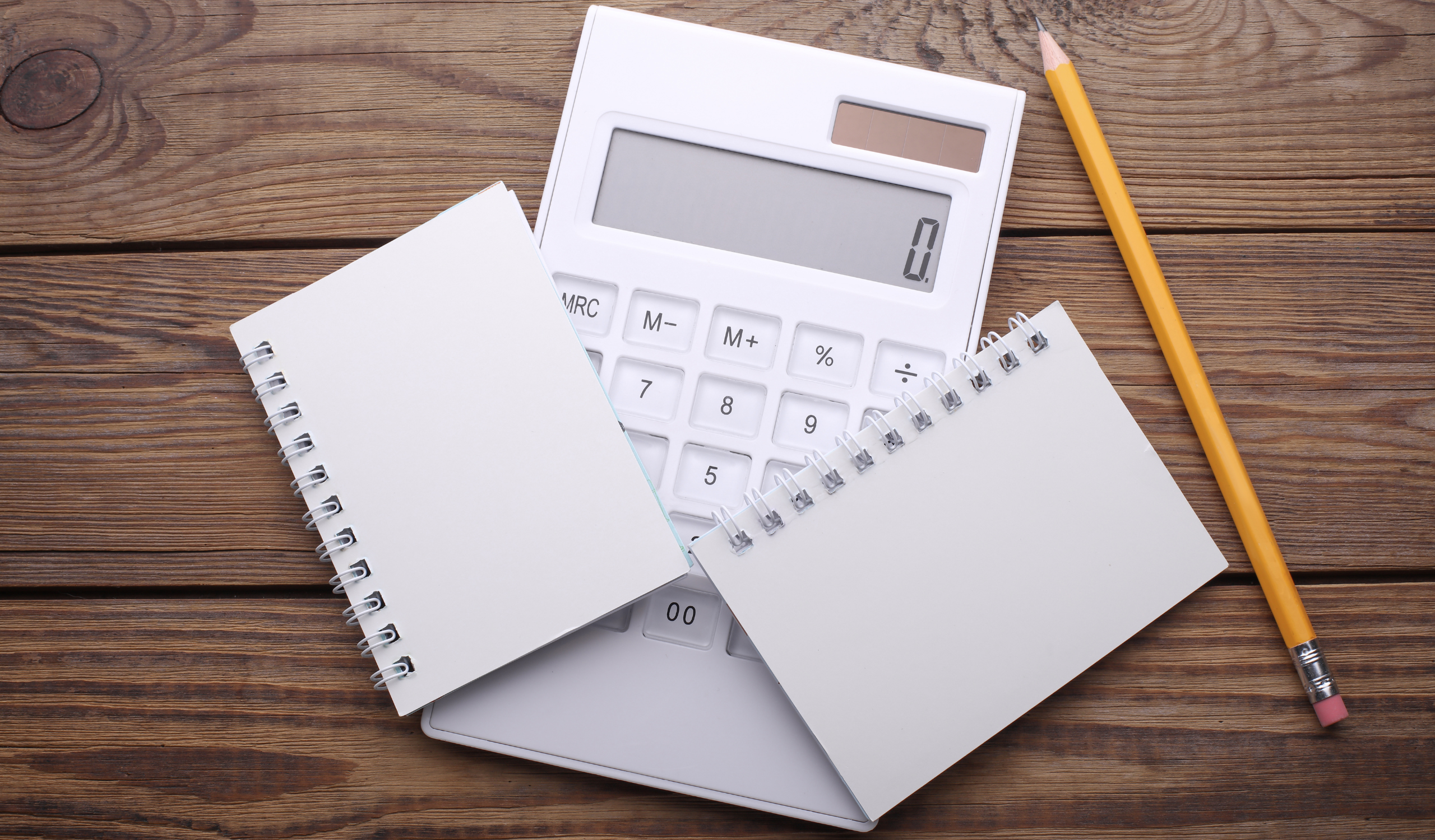 Calculatrice et carnet illustrant le calcul du crédit d'impôt pour une aide à domicile.