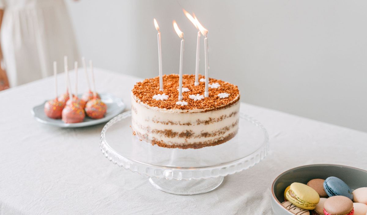 Gâteau d'anniversaire avec des bougies pour célébrer l'anniversaire d'une bénéficiaire accompagnée par Lérins Services.
