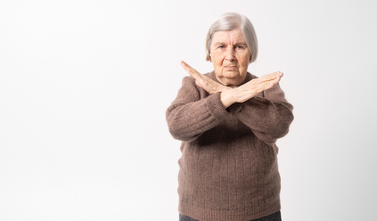 Personne âgée refusant une aide à domicile, illustrant les difficultés d'acceptation de l'accompagnement.